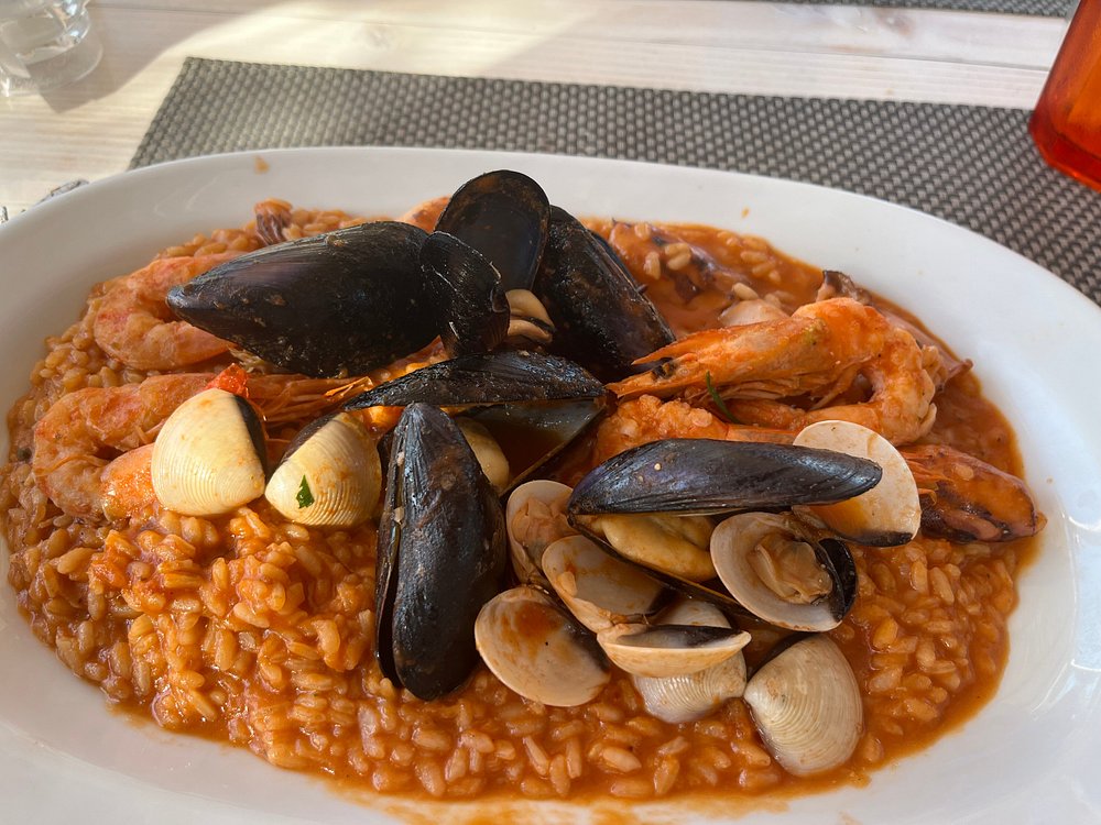 Santorini Wine Pairing Guide: Assyrtiko, Seafood and Dinner by the Beach