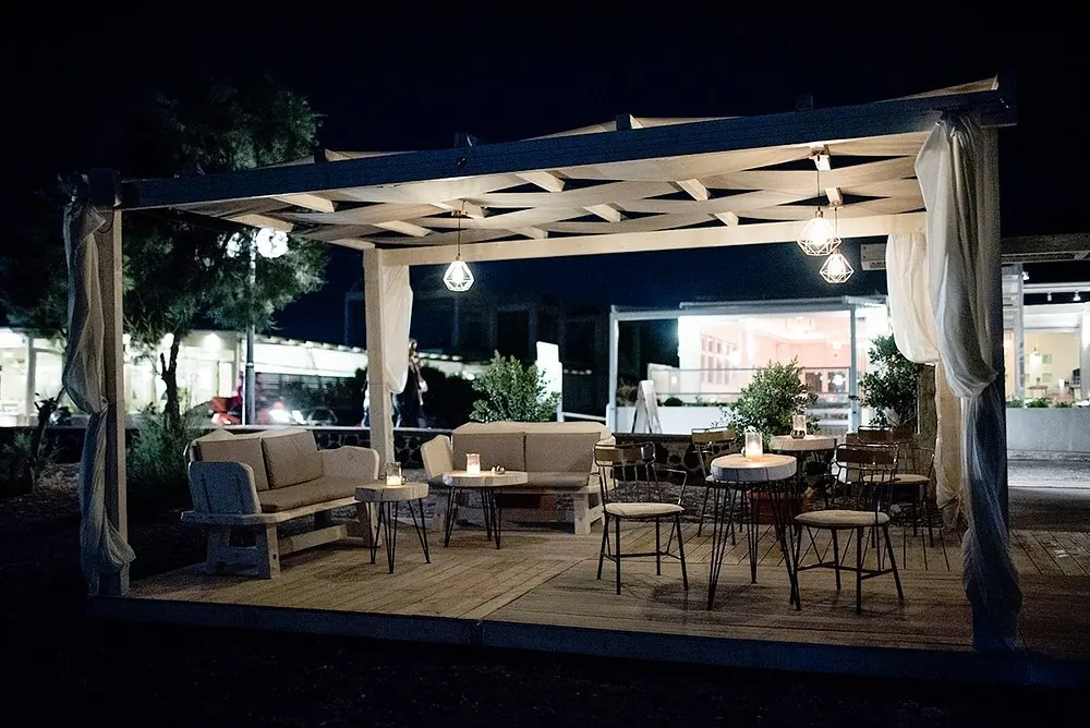 Family-Friendly Dining in Perivolos: A Parent's Guide