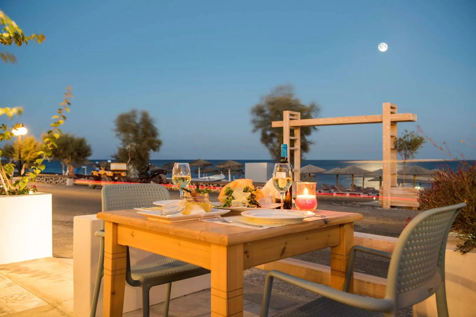 Romantic Beach Dinner in Perivolos: A Couples' Guide to Santorini