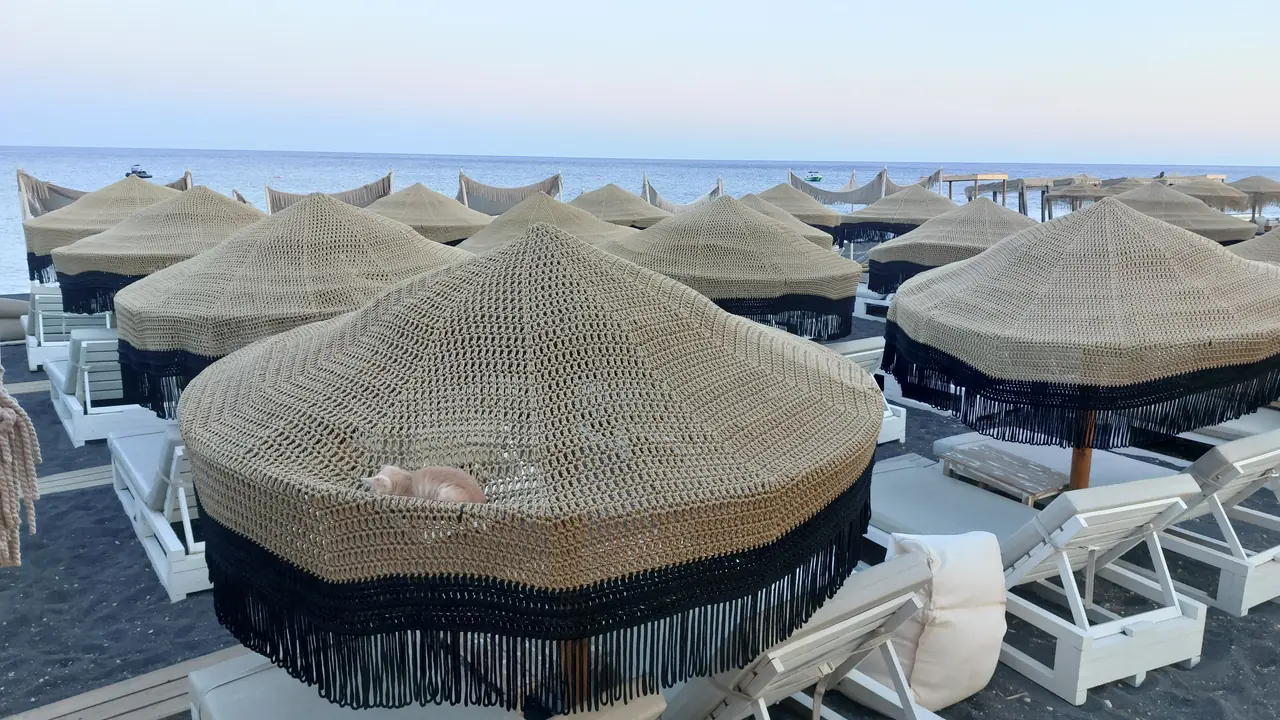 Perivolos Beach, Santorini: A Practical Guide to a Black-Sand Beach Day